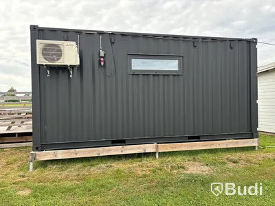 Attefallscontainer med innehåll.