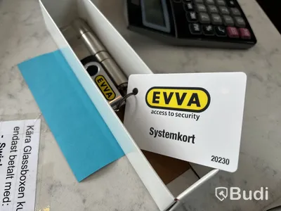 Attefallscontainer med innehåll.