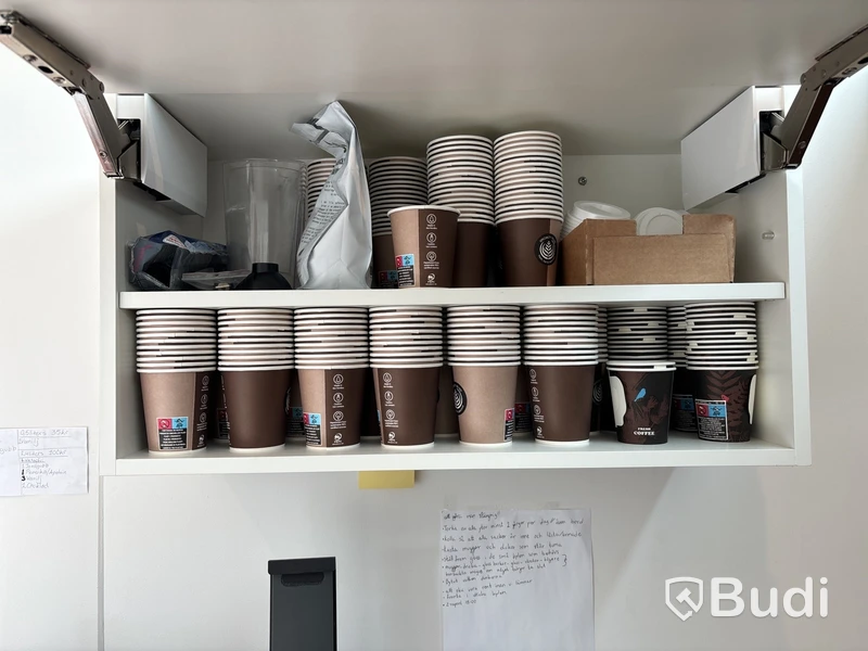 Attefallscontainer med innehåll.