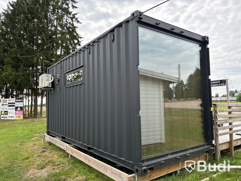 Attefallscontainer med innehåll.