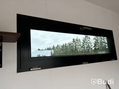 Attefallscontainer med innehåll.