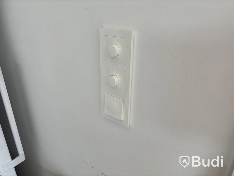 Attefallscontainer med innehåll.