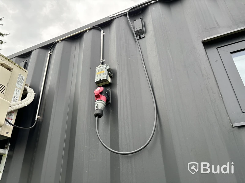 Attefallscontainer med innehåll.