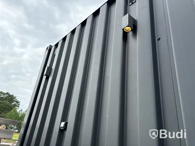 Attefallscontainer med innehåll.