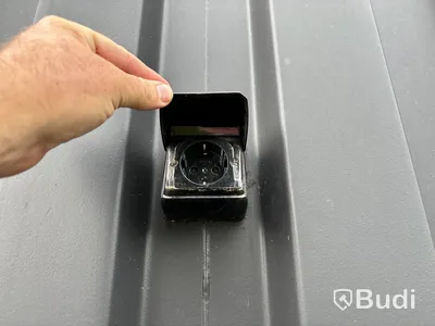 Attefallscontainer med innehåll.