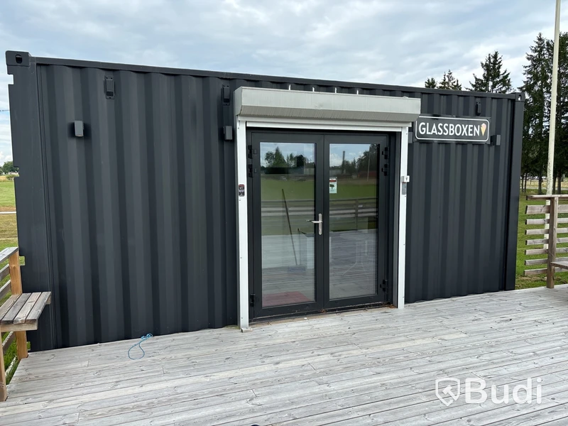 Attefallscontainer med innehåll.