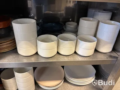 Rostfri bänk inkl. porslin