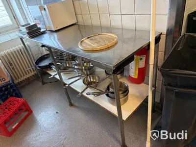 Bänk & hyllor med innehåll