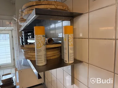 Bänk & hyllor med innehåll