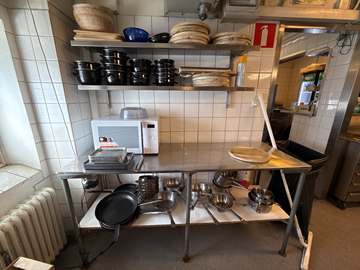 Bänk & hyllor med innehåll