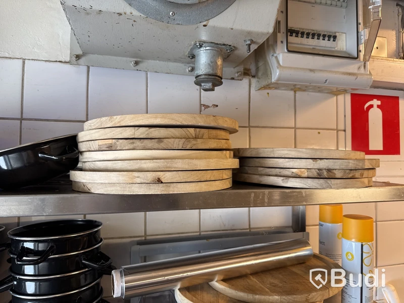 Bänk & hyllor med innehåll