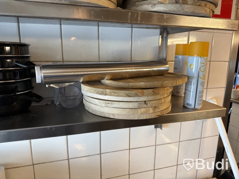 Bänk & hyllor med innehåll