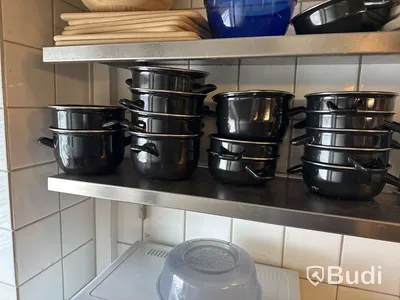 Bänk & hyllor med innehåll