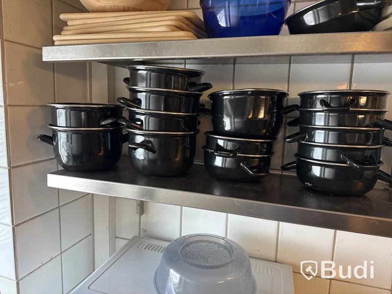 Bänk & hyllor med innehåll