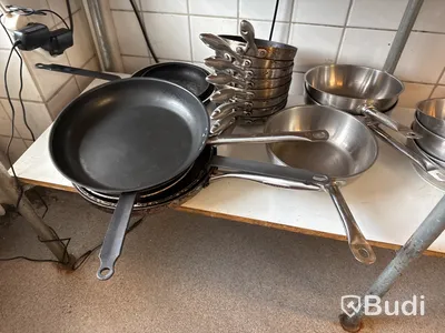 Bänk & hyllor med innehåll