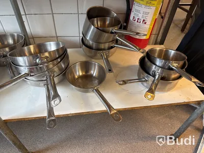 Bänk & hyllor med innehåll