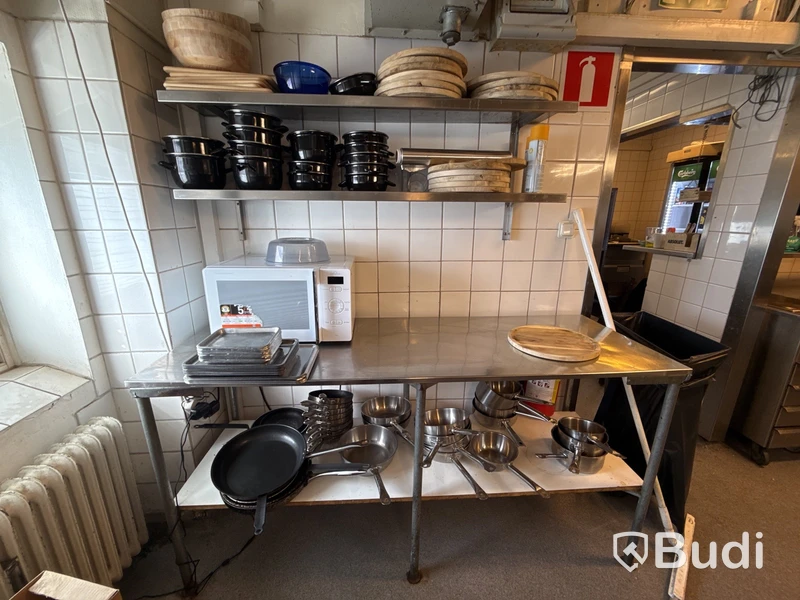 Bänk & hyllor med innehåll