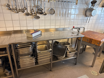 Rostfri bänk med kantiner & tillbehör