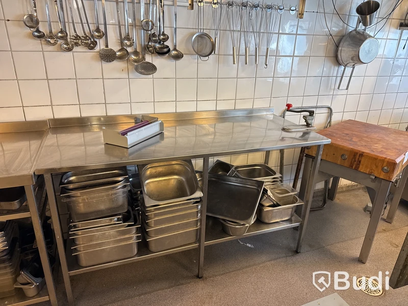 Rostfri bänk med kantiner & tillbehör