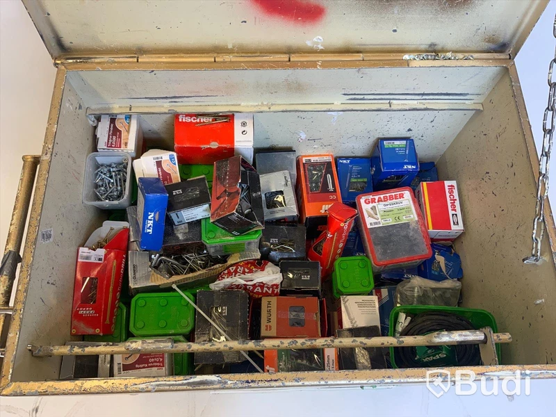 Byggkit, Vagn på hjul med mycket olika skruv i.