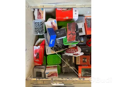 Byggkit, Vagn på hjul med mycket olika skruv i.