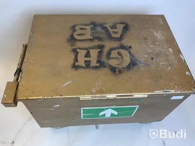 Byggkit, Vagn på hjul med mycket olika skruv i.