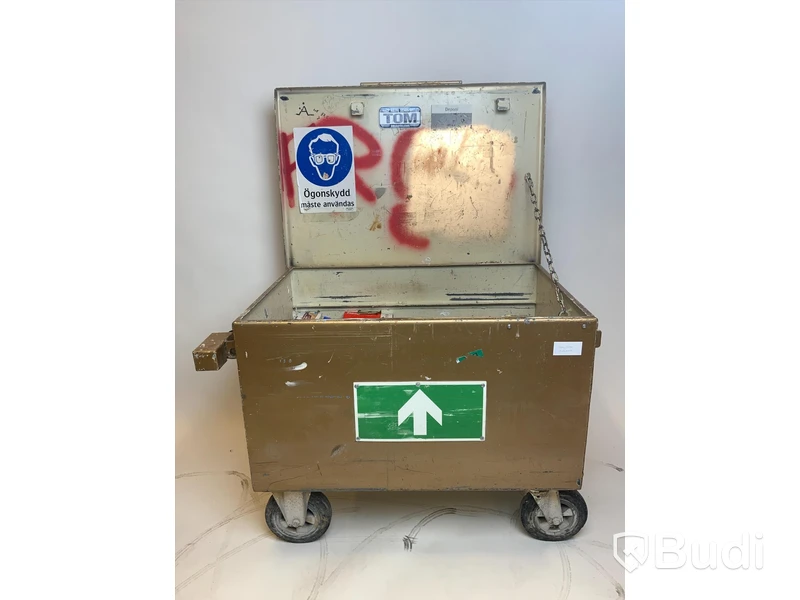 Byggkit, Vagn på hjul med mycket olika skruv i.