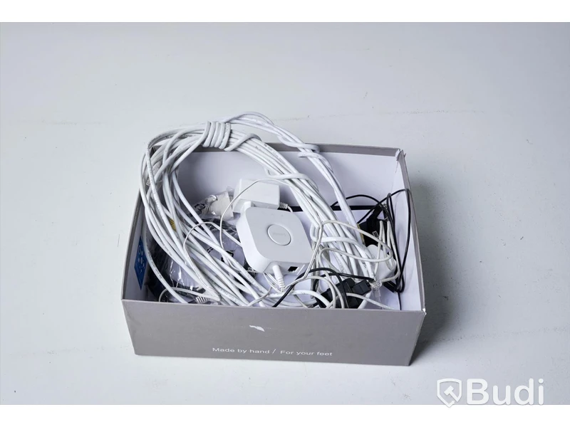 Philips Hue Bridge 2.1 med diverse kablar