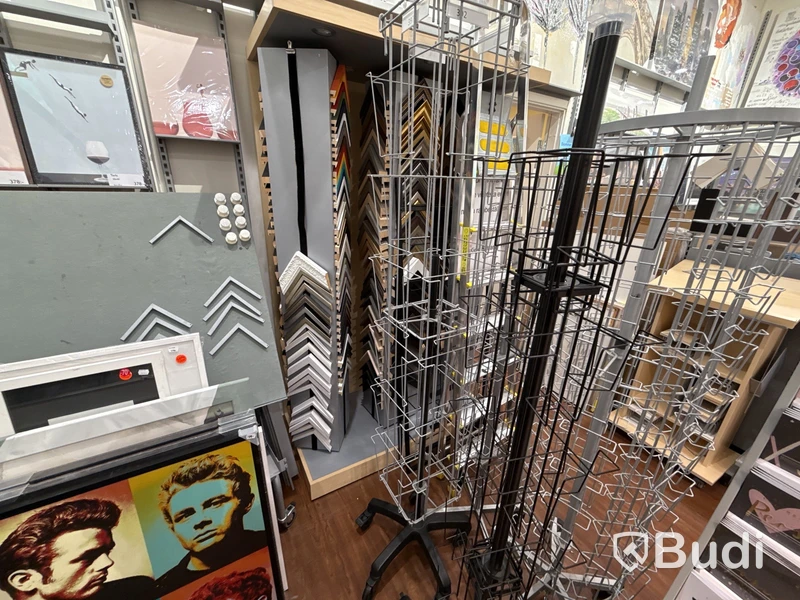 Komplett butik med varor & inredning