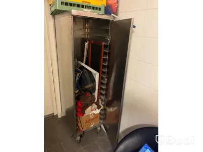 Skåp i rostfritt för bakplåtar med hjul