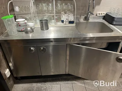 Arbetsbänk i rostfritt med 3 skåp och ho med blandare 165 cm bred