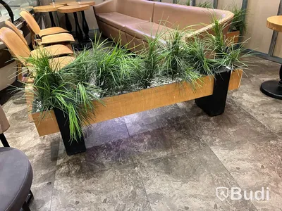 Blomlåda ca 180cm bred. Plastväxter
