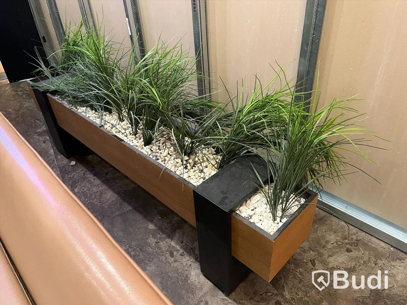 Blomlåda ca 180cm bred. Plastväxter