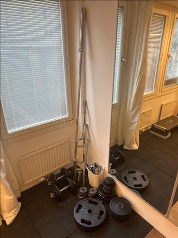 Parti med hantlar, skivstång och vikter.