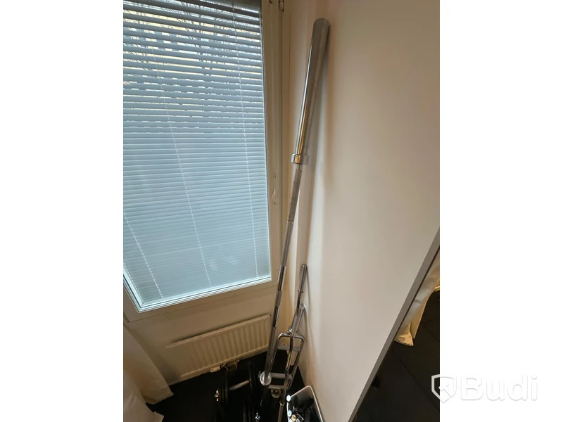 Parti med hantlar, skivstång och vikter.