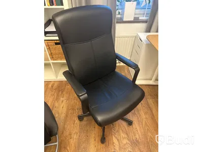 Skrivbord och kontorsstol i skinn
