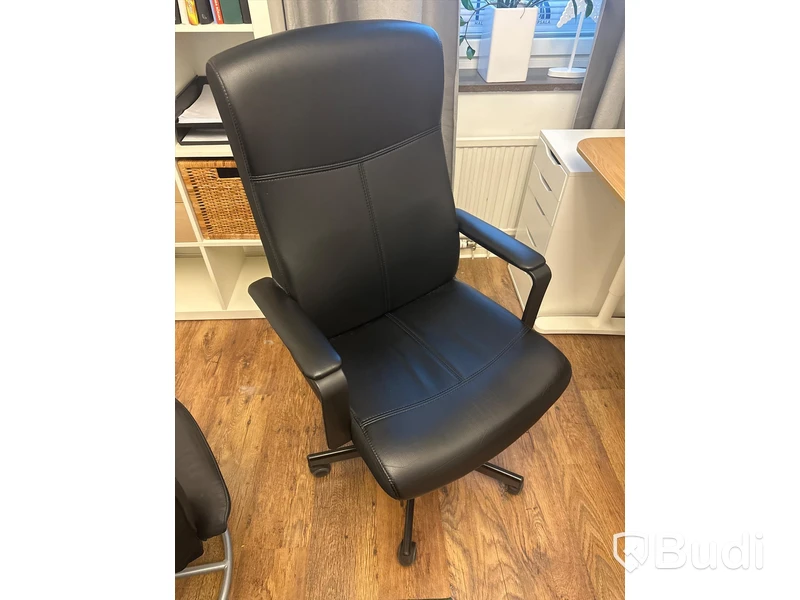 Skrivbord och kontorsstol i skinn