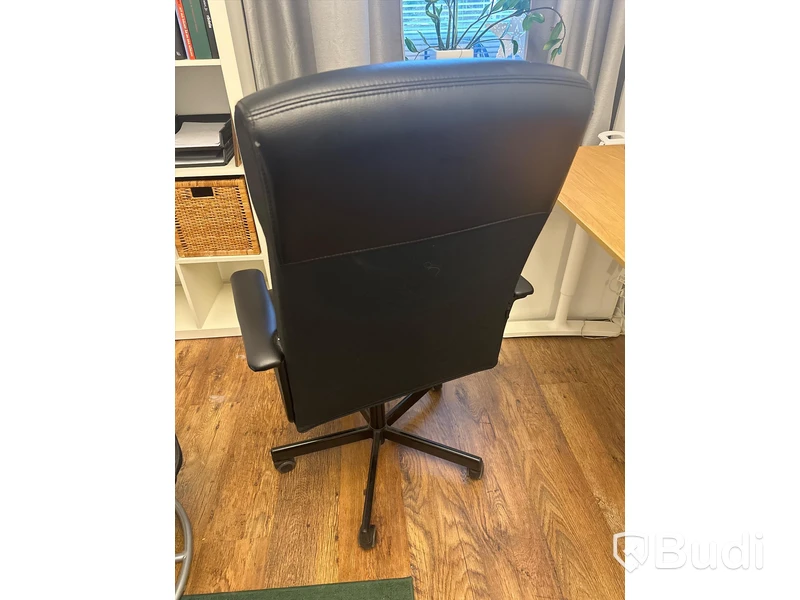 Skrivbord och kontorsstol i skinn