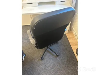 Kontorsstol och trasigt skrivbord
