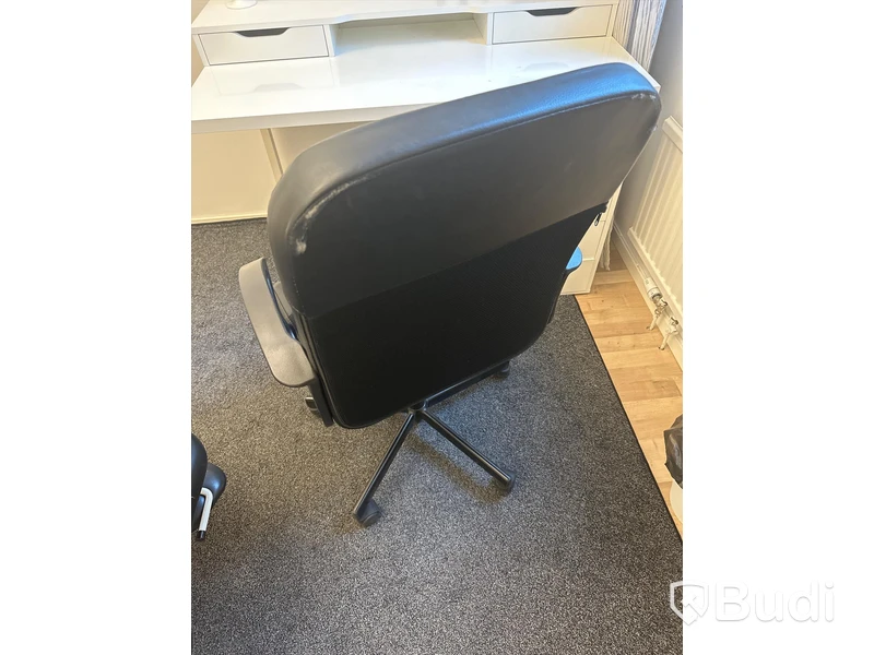 Kontorsstol och trasigt skrivbord
