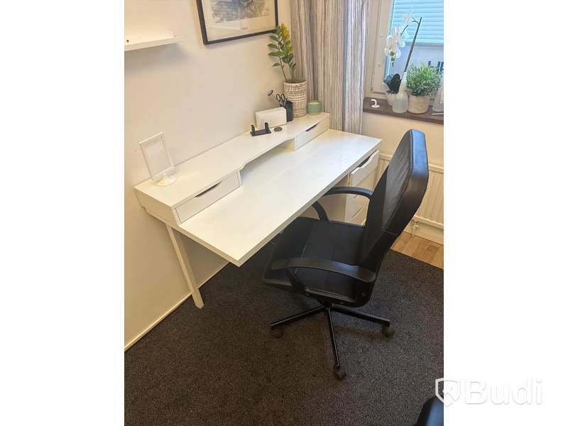 Kontorsstol och trasigt skrivbord