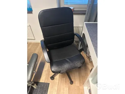 Skrivbord och kontorsstol defekt