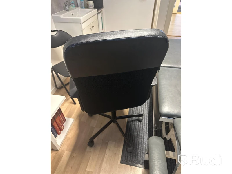 Skrivbord och kontorsstol defekt