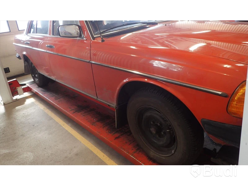 Mercedes 300D 1978 personbil - OMSTARTAD