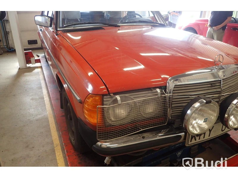 Mercedes 300D 1978 personbil - OMSTARTAD