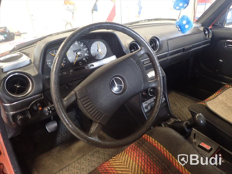 Mercedes 300D 1978 personbil - OMSTARTAD