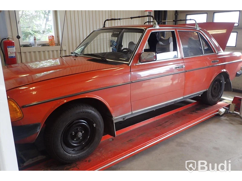 Mercedes 300D 1978 personbil - OMSTARTAD
