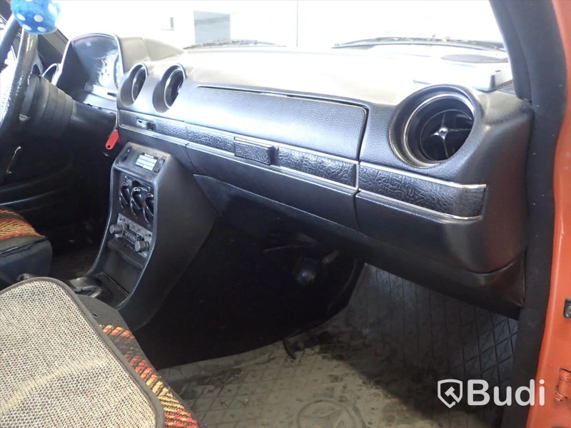 Mercedes 300D 1978 personbil - OMSTARTAD
