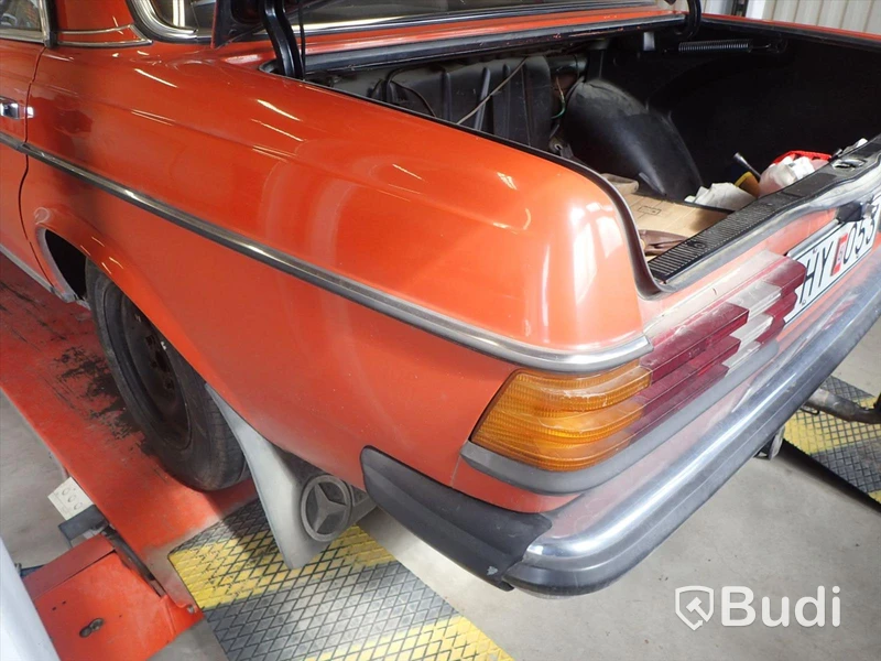 Mercedes 300D 1978 personbil - OMSTARTAD