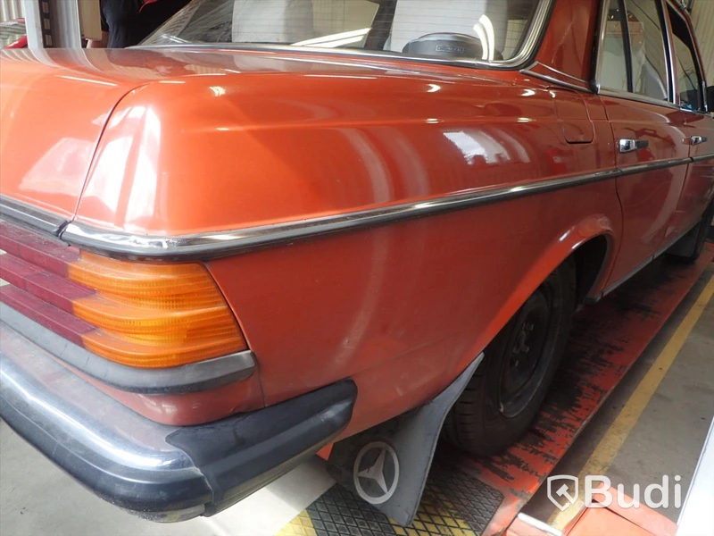 Mercedes 300D 1978 personbil - OMSTARTAD